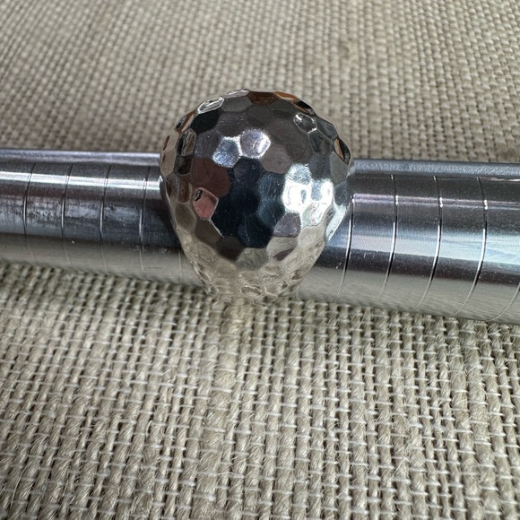 Hammered vintage Sterling silver dome ring, size 8 - Picture 4 of 4